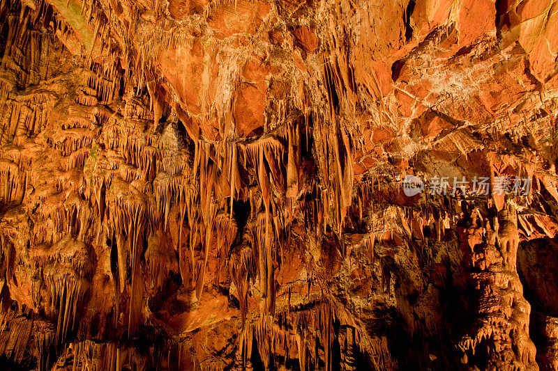 宇宙(空间)大厅中美丽的洞穴形态，“SAEVA DUPKA”